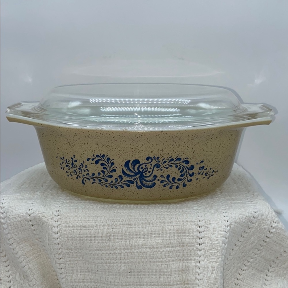 Vintage Pyrex Homestead 1.5 Qt. Casserole Dish with Lid